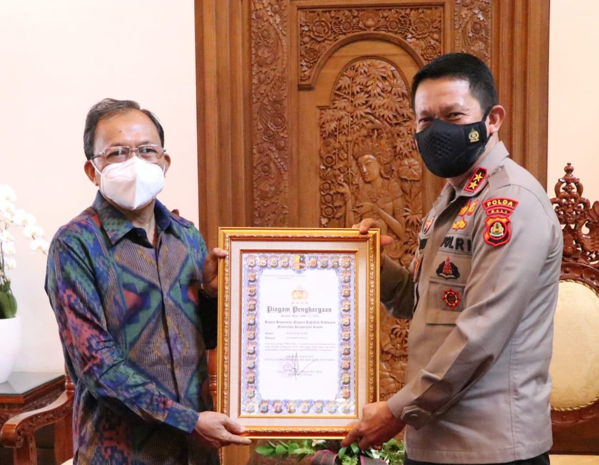 Kapolri Berikan Gubernur Bali Penghargaan PPKM Mikro Terbaik