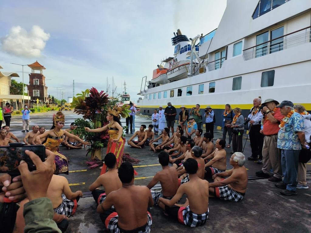 Kapal Pesiar National Geographic Orion Asal Australia Bersandar di Pelabuhan Benoa