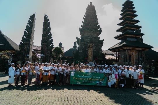 Semarak HUT Ke-6 Varash, Keluarga Besar Varash Sembahyang Bersama ke Pura Batur dan Besakih