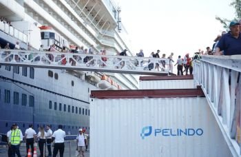 Cruise Celebrity Solstice Ukuran 317 Meter Bersandar di Pelabuhan Benoa