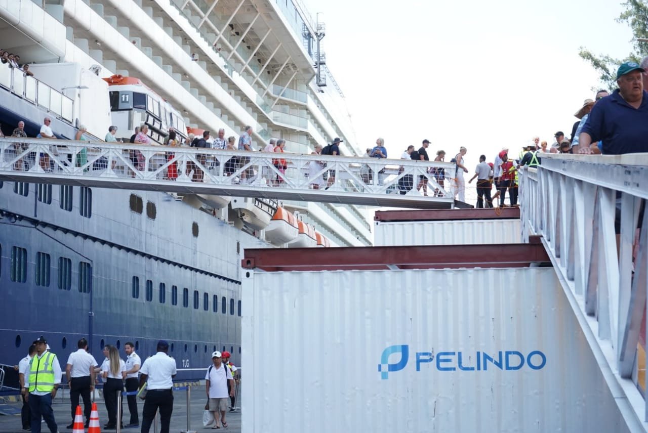 Cruise Celebrity Solstice Ukuran 317 Meter Bersandar di Pelabuhan Benoa
