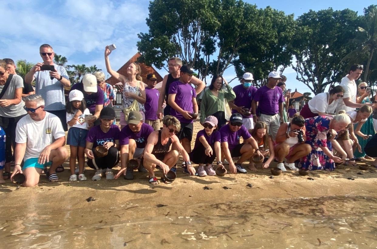 HUT ke-40, Puri Santrian Laksanakan Beach Clean Up, Yoga dan Lepas Tukik