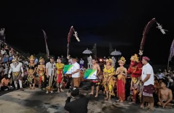 Serahkan Kartu Kepesertaan, Penari kecak Uluwatu Kini  Terlindungi Program Jamsostek