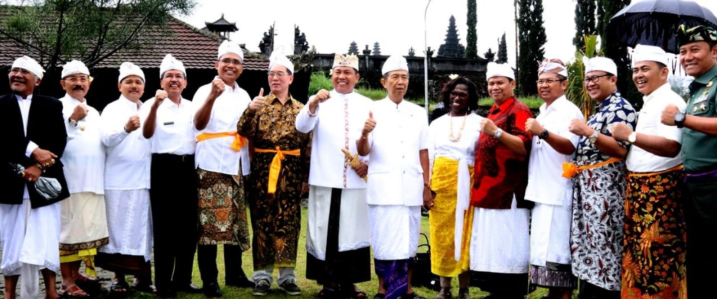 Petinggi IMF-World Bank “Matur Piuning” ke Pura Besakih