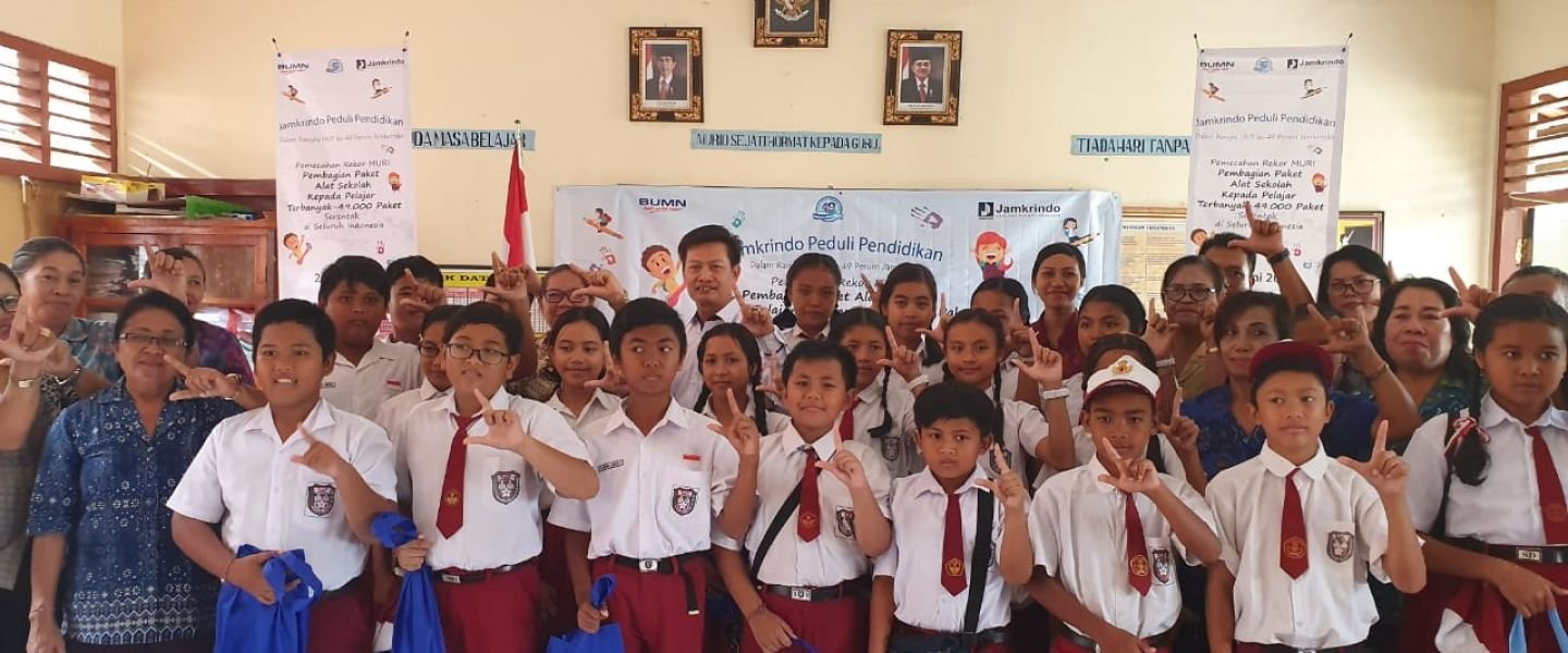 Peduli Pendidikan, Perum Jamkrindo Kanwil VII Denpasar Bagi Alat Sekokah 