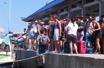 Wisatawan Antre Pakai Fast Boat Menyeberang dari Padang Bai ke Gili Trawangan