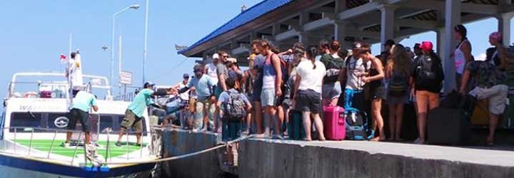 Wisatawan Antre Pakai Fast Boat Menyeberang dari Padang Bai ke Gili Trawangan