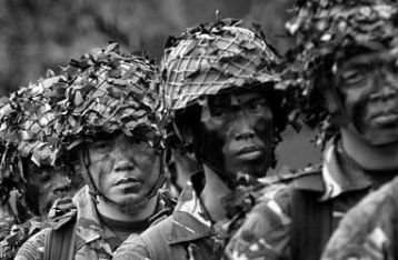 1975 - Tentara Nasional Indonesia menginvasi Timor-Leste