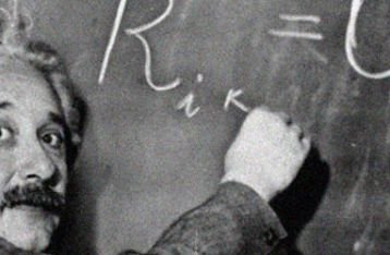 1915 - Albert Einstein mempublikasikan teorinya mengenai relativitas umum