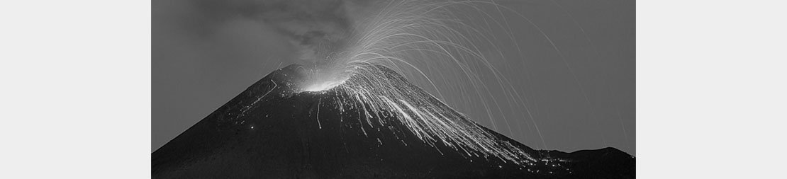 1883 - Gunung Krakatau meletus dan menelan korban sebanyak 36.000 jiwa