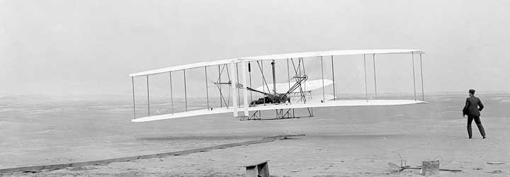 1903 - Penerbangan bermesin pertama oleh Wright Bersaudara