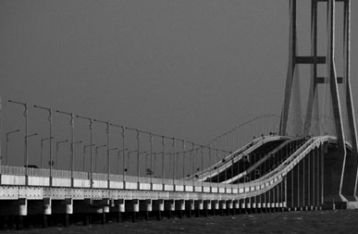 2003 - Pembangunan Jembatan Suramadu, jembatan terpanjang di Indonesia, diresmikan