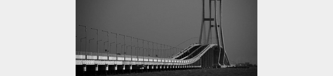 2003 - Pembangunan Jembatan Suramadu, jembatan terpanjang di Indonesia, diresmikan