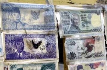 1949 - Akhir Konferensi Meja Bundar di Den Haag Rupiah menjadi mata uang Indonesia