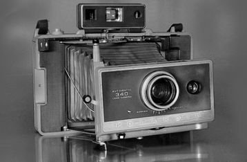 Edwin Land mempatenkan kamera Polaroid [17 juni 1970]